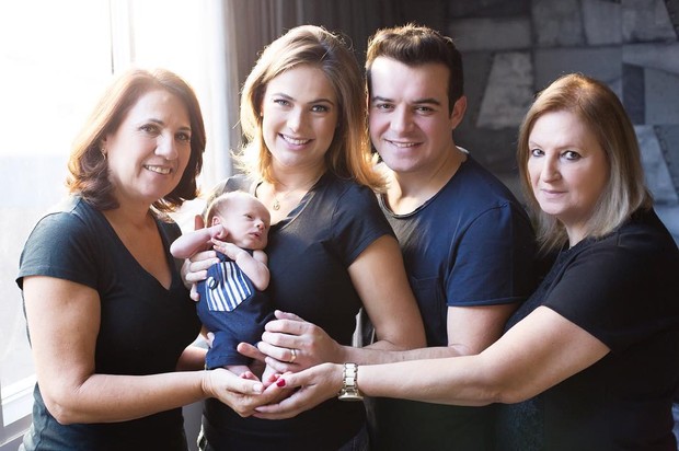 Thaís Pacholek e Belutti posam com o filho recém-nascido, Luis Miguel (Foto: Instagram / Reprodução)