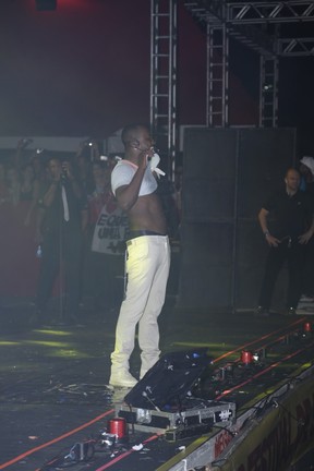 Thiaguinho mostra a barriga em show no Recife (Foto: Fred Pontes/ Divulgação)
