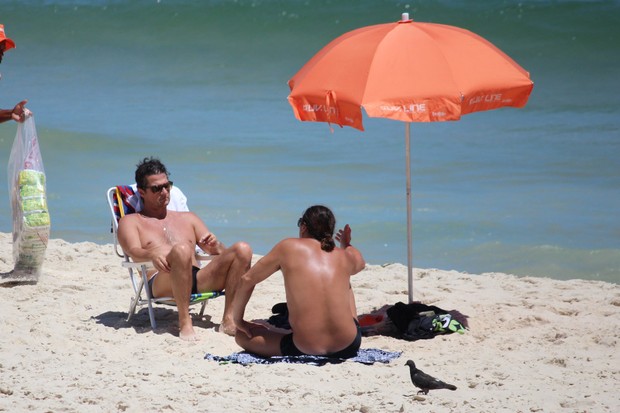 Marcelo Serrado na praia (Foto: Fabio Moreno / Foto Rio News)