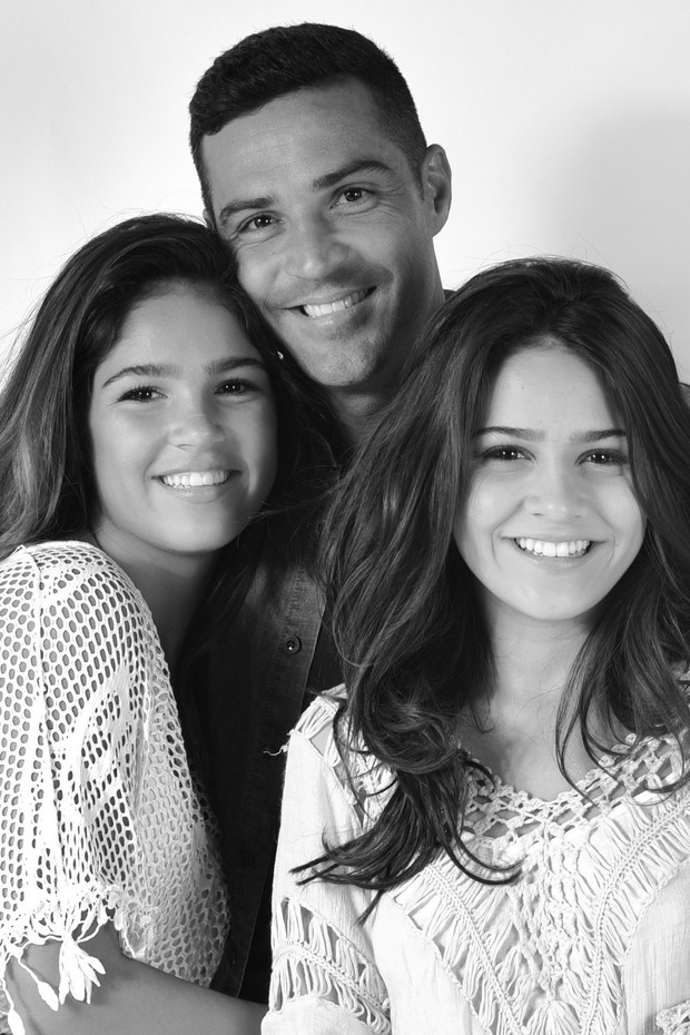 Julinho com as filhas Giovanna e Giulia (Foto: Drica Donato)