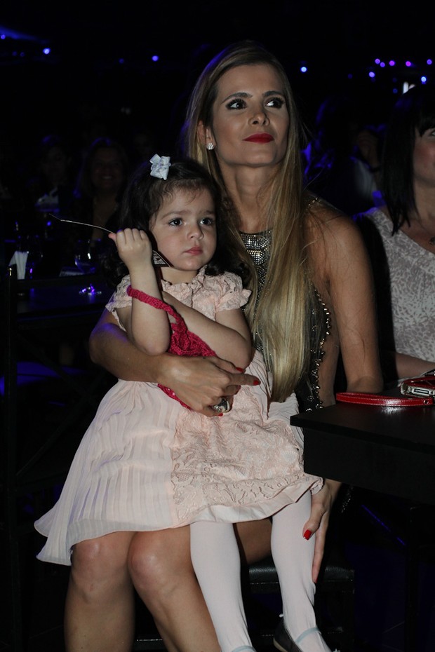 Flávia assistindo ao show com a filha (Foto: Cláudio Augusto/Foto Rio News)