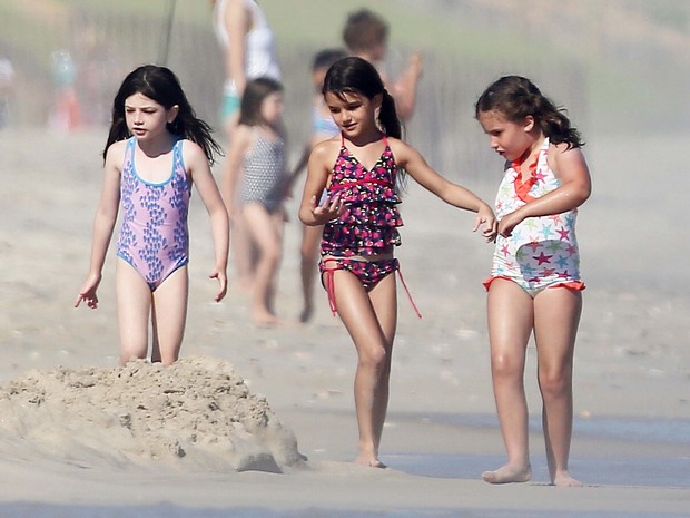 Suri Cruise se diverte com as amiguinhas na praia (Foto: Splash News)
