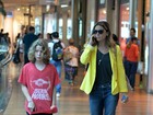 Giovanna Antonelli passeia com o filho em shopping no Rio de Janeiro
