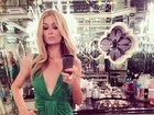 Paris Hilton mostra banheiro luxuoso em 'selfie' com vestido decotadíssimo