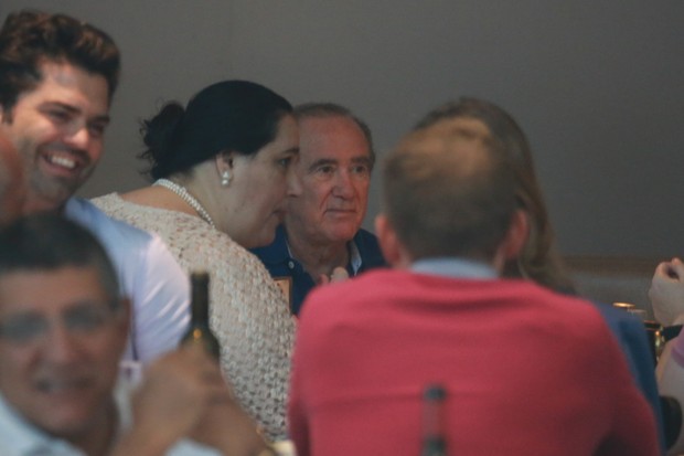 EGO Recuperado Renato Aragão almoça com a mulher em shopping do Rio notícias de Famosos