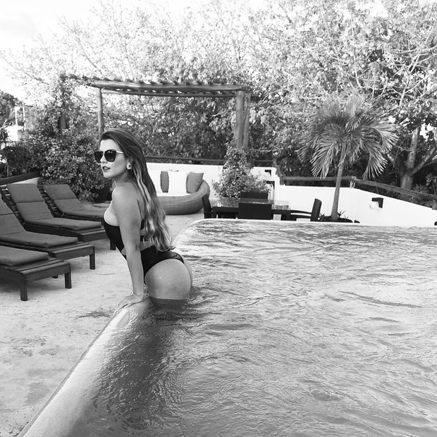 Babi Rossi posa em piscina (Foto: Instagram/ Reprodução)