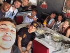 Neymar posta foto de almoço: 'Família amigos'