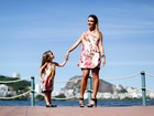Ex-BBB Leticia Santiago posa com a filha na orla da Lagoa Rodrigo de Freitas, no Rio