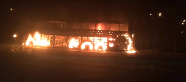 Ônibus da dupla Antônio Carlos e Renato é incendiado em Ribeirão das Neves, região metropolitana de Belo Horizonte (Foto: Reprodução/YouTube)