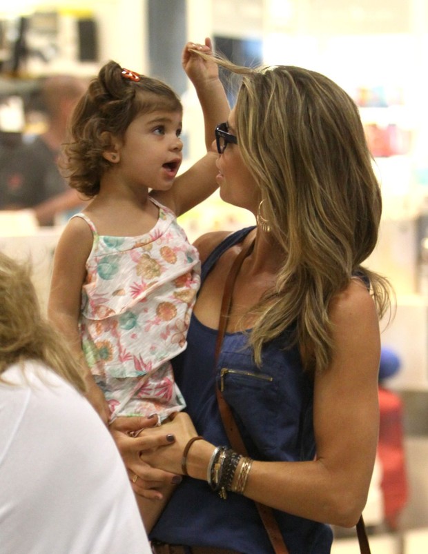 Grazi Massafera com a filha Sofia (Foto: Wagner Santos / Foto Rio News)