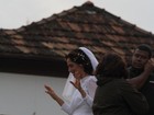 Vestida de noiva, Camila Pitanga grava cenas da nova novela das seis