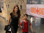 Nívea Stelmann vai ao cinema com o filho Miguel