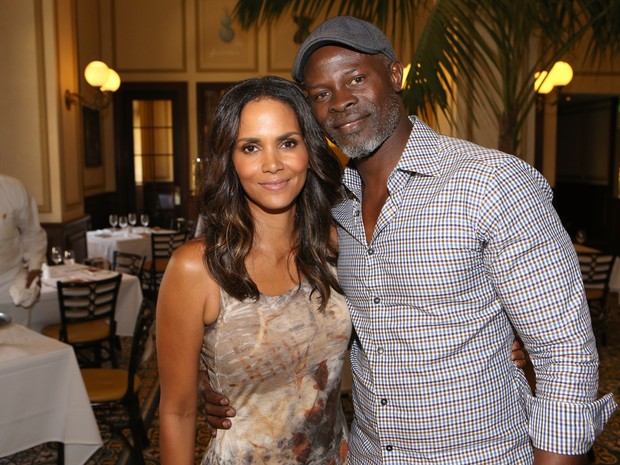 Halle Berry e Djimon Hounsou em evento em Los Angeles, nos Estados Unidos (Foto: Rich Polk/ Getty Images/ AFP)