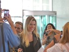 Ex-BBB Fernanda é cercada por fãs no aeroporto e ganha bolo