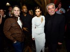 Com Kanye West, Kim Kardashian usa vestido com decote estratégico