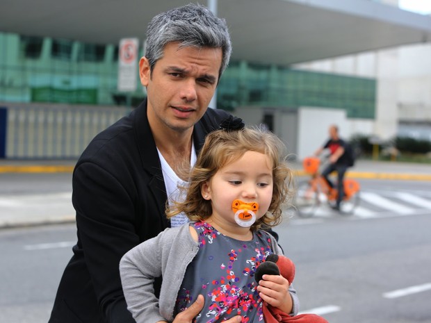 Otaviano Costa com a filha no aeroporto Santos Dumont (Foto: Marcello Sá Barreto / AgNews)