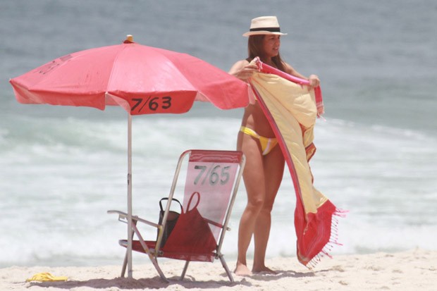 Nivea Stelmann na praia do Pepe na Barra da Tijuca  (Foto: Dilson Silva / Agnews)