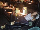 Izabel Goulart posa deitada em poltrona de cinema