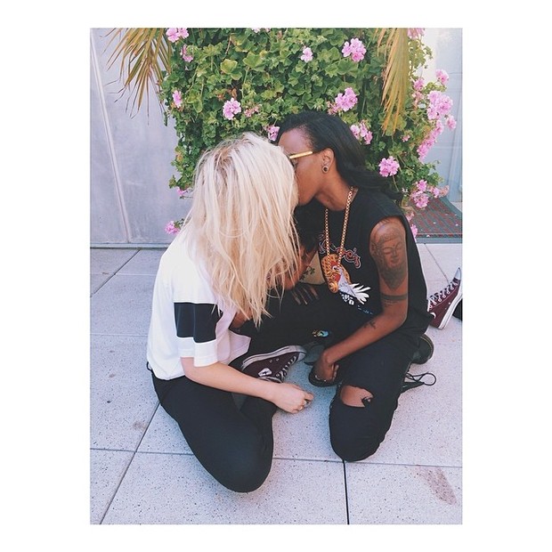 Ireland Baldwin beija amiga (Foto: Instagram/ Reprodução)