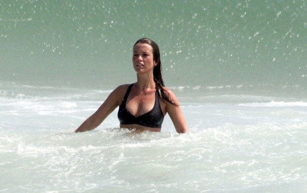 Juliana Didone na praia da Barra (Foto: Gabriel Rangel / AgNews)