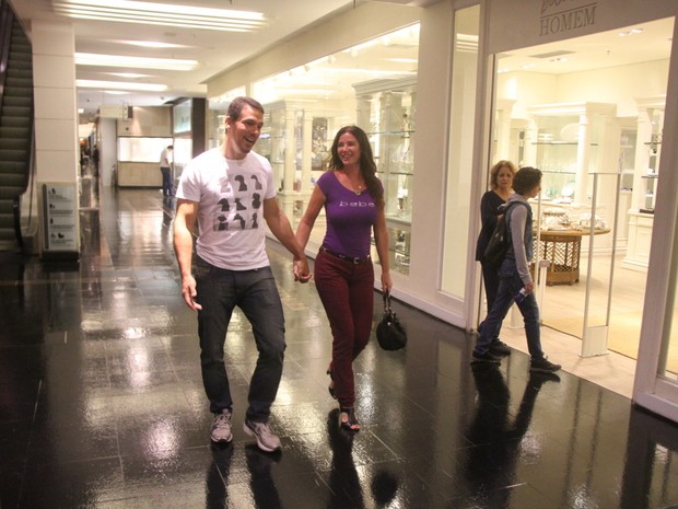 Luma de Oliveira com o namorado,  o engenheiro João Henrique Lemos, em shopping no Rio (Foto: Daniel Delmiro/ Ag. News)