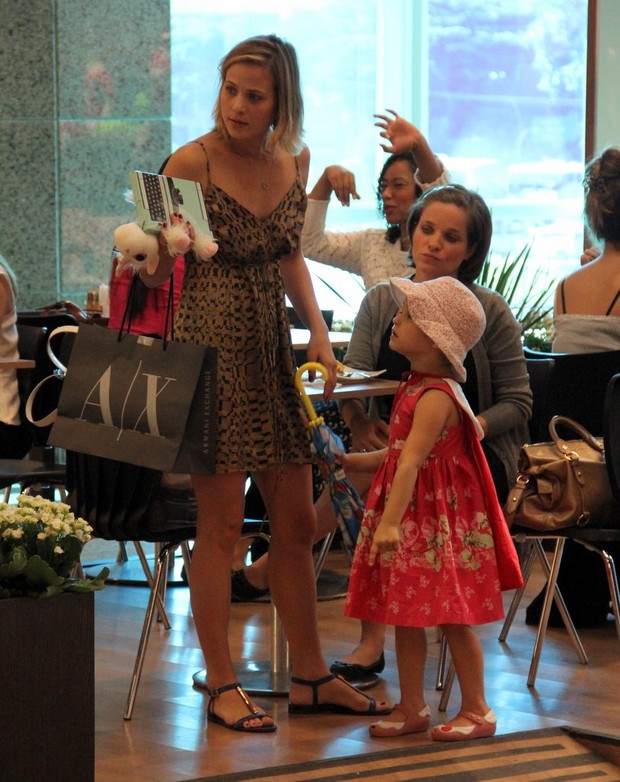 Bruna Di Tulio e Luiza Valdetaro em shopping do Rio (Foto: Marcus Pavão / AgNews)