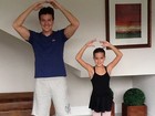 Papai bem humorado, Rodrigo Faro imita a filha em pose de balé