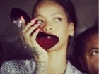 Rihanna bebe champanhe em objeto que seria um sapato