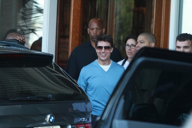 Tom Cruise saindo do hotel, em Copacabana (Foto: Foto Rio News)