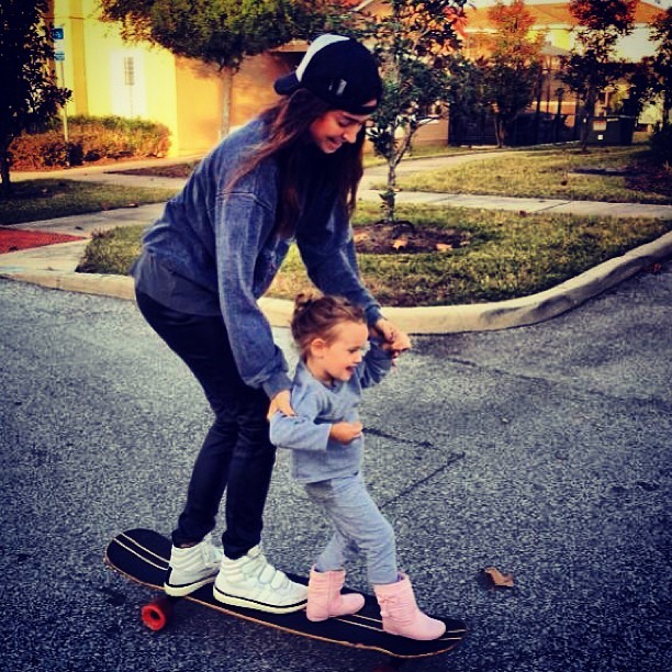Thaila Ayala ensina Luisa a andar de skate (Foto: Reprodução/Instagram)