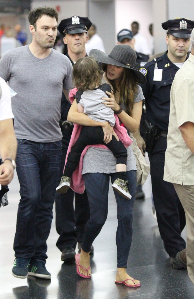 Megan Fox e família desembarcam em Nova York (Foto: T/X17online.com)