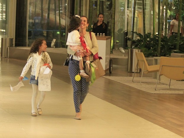 Tania Khalill com as filhas, Isabela e Laura, em shopping na Zona Oeste do Rio (Foto: Delson Silva/ Ag. News)