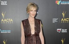 Cate Blanchett aposta em decote profundo em evento na Austrália