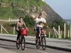 Dani Monteiro passeia de bicicleta com o marido e com a filha no Rio