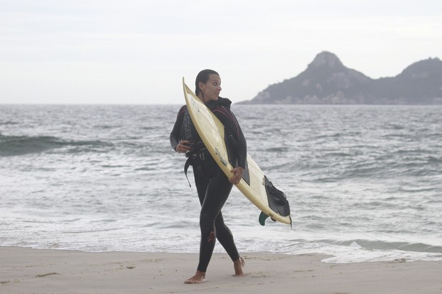 Cristiane Dias faz cait surf na praia da Barra da Tijuca (Foto: Dilson Silva / Agnews)