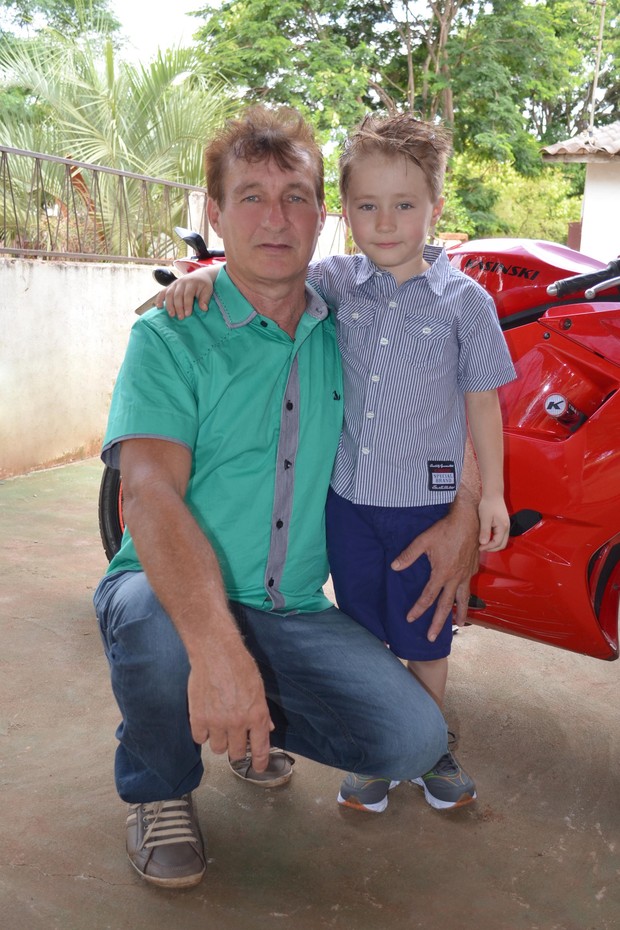 Robson, irmão caçula de Andressa Urach, com o pai, Carlos (Foto: Divulgação)
