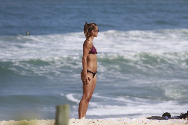 Fernanda de Freitas na praia (Foto: Dilson Silva / AgNews)