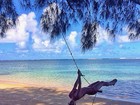 Fiorella Mattheis curte balanço em praia paradisíaca