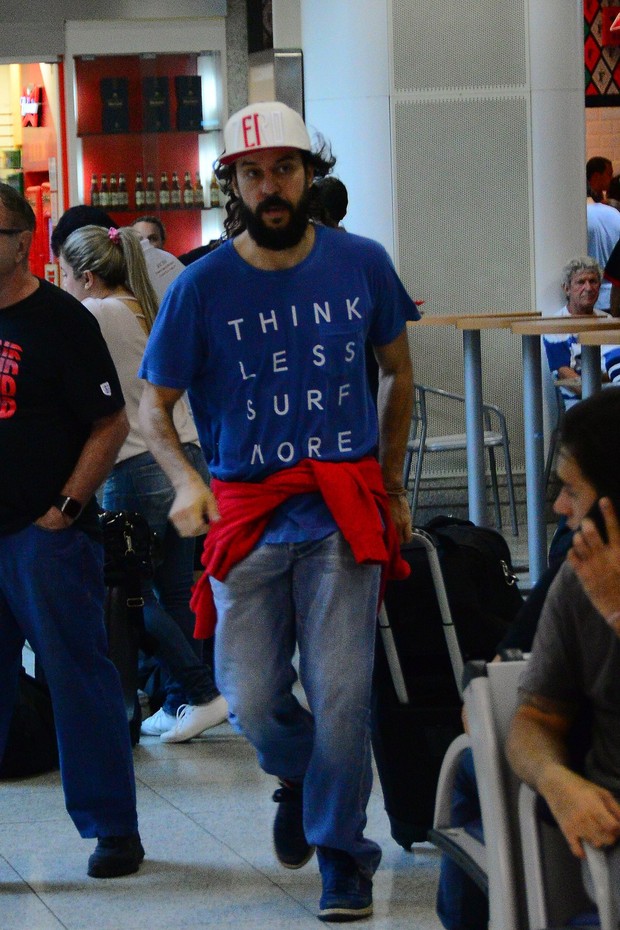 Gabriel O Pensador no aeroporto (Foto: William Oda / AgNews)
