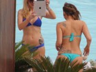 Lady Gaga exibe gordurinhas a mais em tarde de piscina no Rio