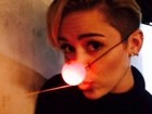 Miley Cyrus posa caracterizada como rena e deseja feliz Natal
