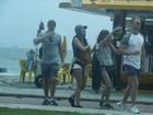 Nina Dobrev, de 'Vampire Diaries', faz salto de parapente no Rio