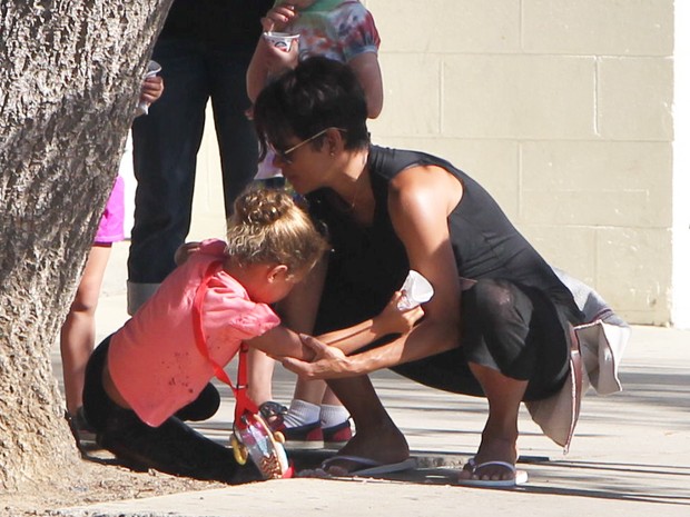 X17 - Grávida, Halle Berry com a filha Nahla em Los Angeles, nos Estados Unidos (Foto: X17/ Agência)