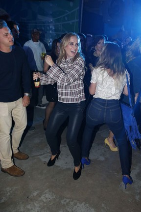 Observada por Luciano Huck, Angélica dança com Juliana Silveira em festa no Rio (Foto: Felipe Panfili/ Ag. News)
