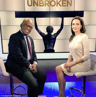 Angeline Jolie durante entrevista a programa de TV (Foto: Reprodução/Instagram)