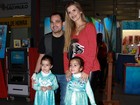 Luciano Camargo leva gêmeas para assistir a espetáculo infantil