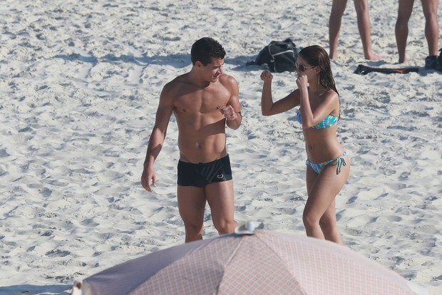 Paloma Bernardi e Thiago Martins na praia (Foto: Dilson Silva / Agnews)