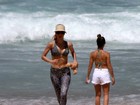 Ana Furtado exibe boa forma ao correr na praia