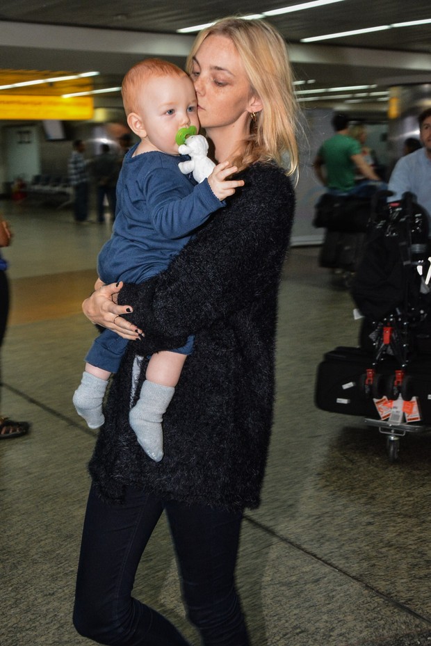 Carol Trentini desembarca com o marido e o filho no aeroporto de São Paulo (Foto: Caio Duran / AgNews)