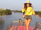 Izabel Goulart posa de shortinho no Camboja e comemora férias